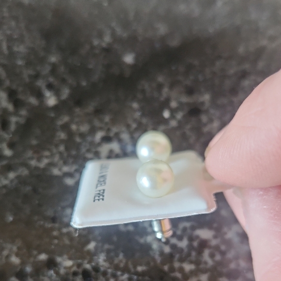 Elegant Pearl Stud Earrings - Picture 3 of 4